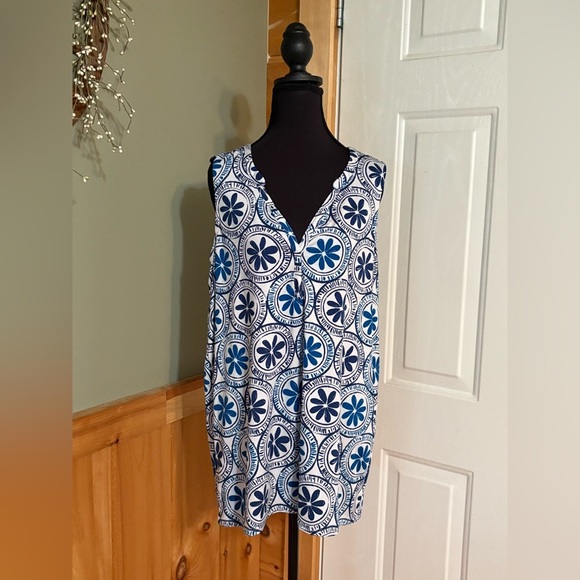 Mud Pie Blue and White Floral Tank Top size L - Picture 1 of 11